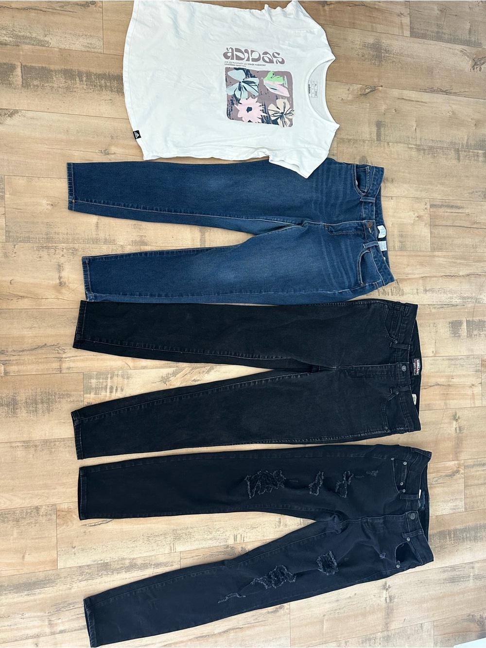 Lot of 4 TIME KIRKLAND & AEROPOSTALE SimpsJeans size 8-10 & Junior adidas T-shir